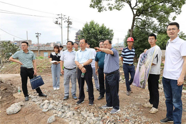 黃金龍現場調度中渡口碼頭建設情況